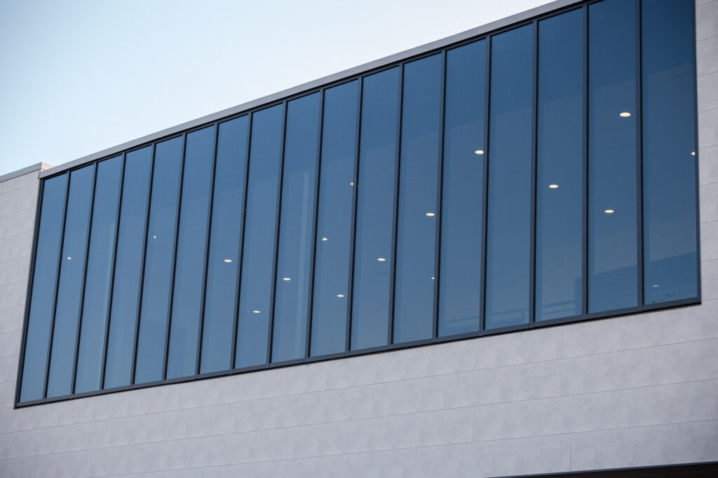 Curtain wall glazing installation